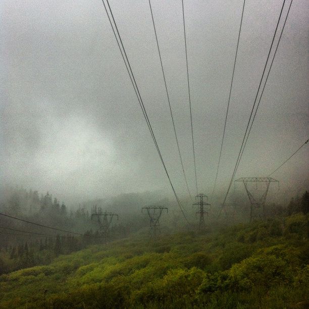 电塔穿过森林图片下载