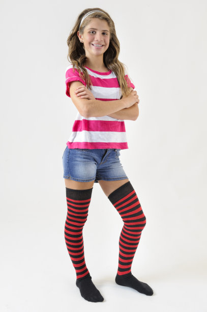 少女可爱和时髦的休闲连衣裙，工作室拍摄图片下载