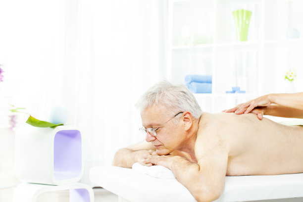 老年人享受背部按摩。图片下载