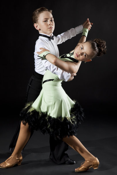 两个孩子在跳探戈舞图片下载