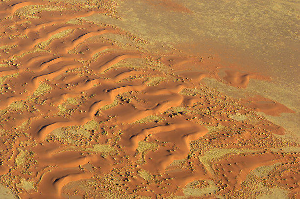 小红色沙丘的航拍照片图片下载