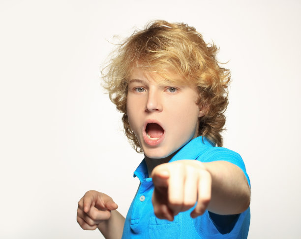 愤怒的少年用食指指着的肖像图片下载
