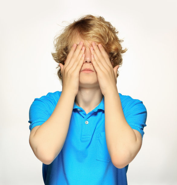 一个十几岁男孩的正面图片下载