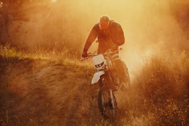 越野赛车手图片下载