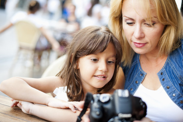 小女孩和她的妈妈图片下载