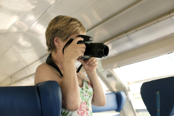 火车上的女摄影师图片下载
