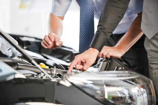 销售人员展示新车图片下载