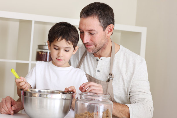 父亲和儿子一起烘焙图片下载