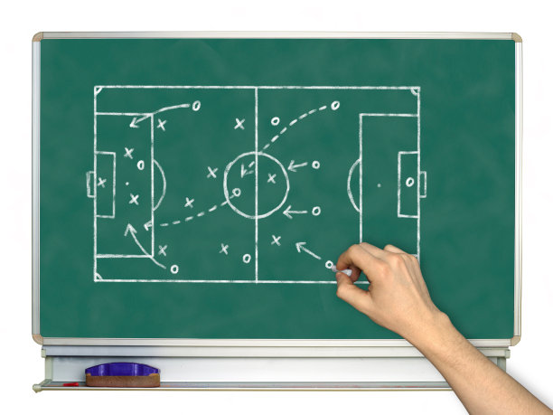 现实的黑板画一个足球游戏的策略。图片下载
