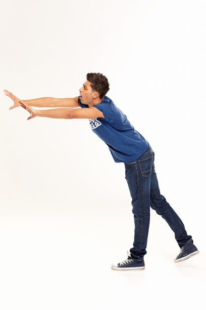 有个年轻人要去白人那里拿东西图片下载