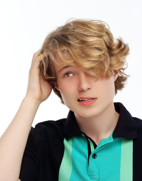 少年的肖像思考和抓挠他的头。图片下载