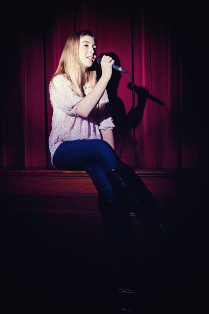 年轻的演员图片下载