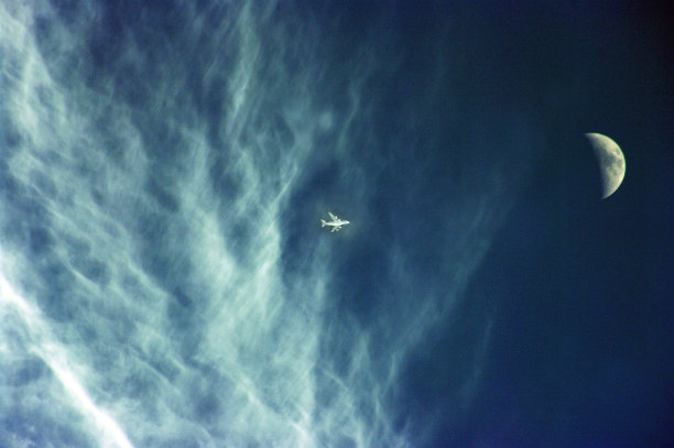 飞机飞越月球图片下载