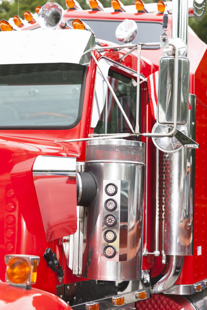 红色半挂车特写图片下载