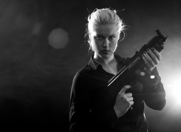 年轻漂亮的女人拿着枪图片下载