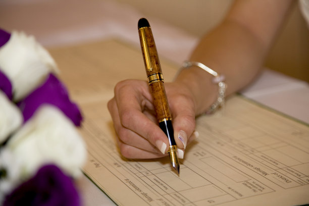 新娘在结婚登记册上签名图片下载