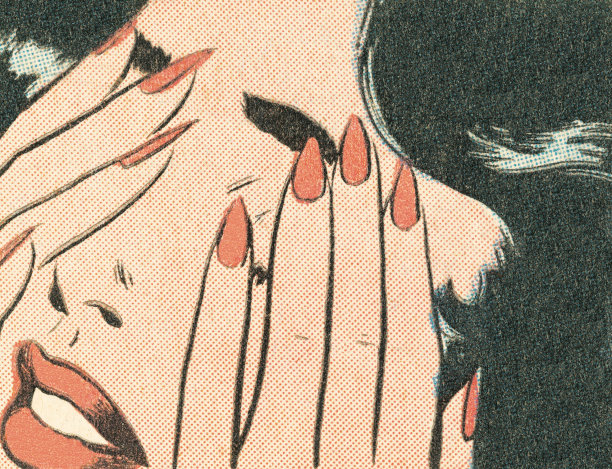 褐发女人遮住了她的眼睛素材图片