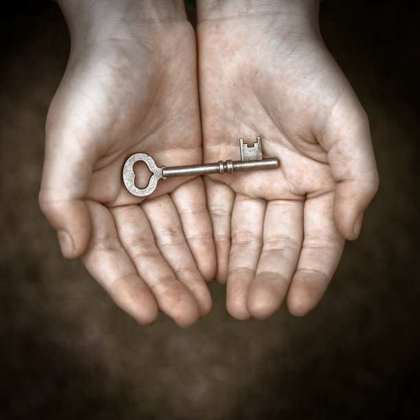 手握成功的钥匙图片下载
