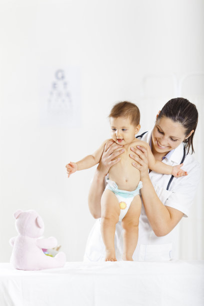 小儿科医生抱着她站着的婴儿图片下载