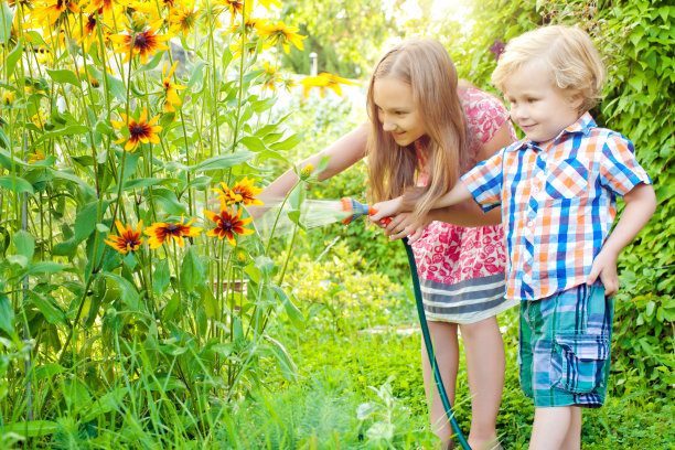 孩子们在花园里图片下载