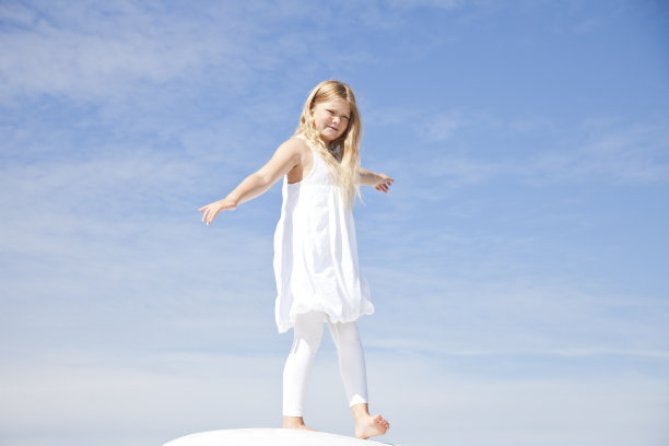 年轻女孩平衡图片下载