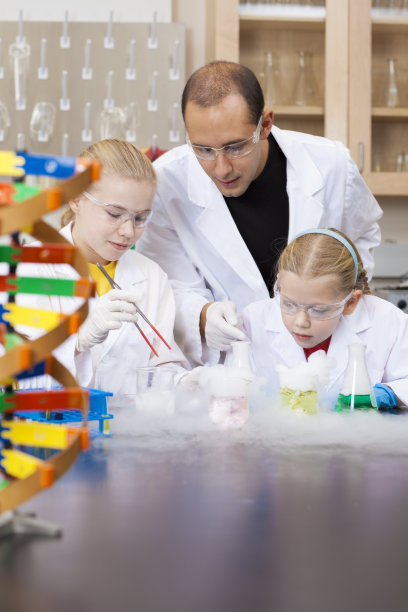 一组中学生和他们的老师进行实验图片下载