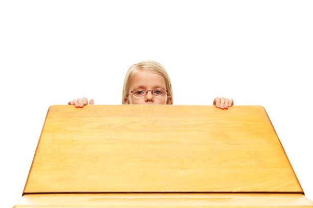 儿童女孩在学校的书桌开盖图片下载