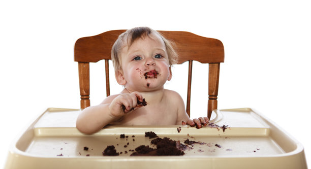 蹒跚学步的孩子和蛋糕图片下载