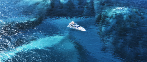 海上孤独的游艇图片下载