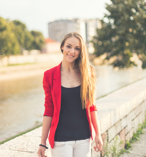 在河边摆姿势图片下载