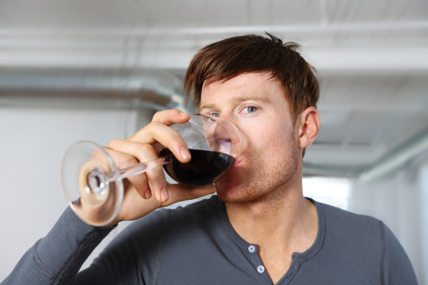 红酒:为您的健康干杯图片下载