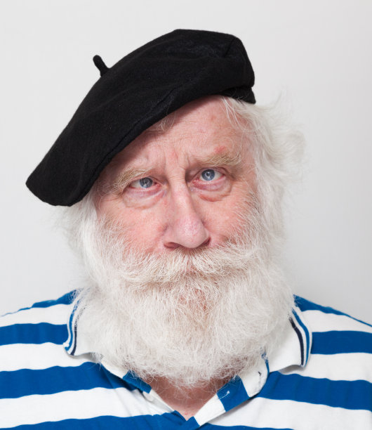 斜眼老人戴着胡子贝雷帽和条纹t恤图片下载