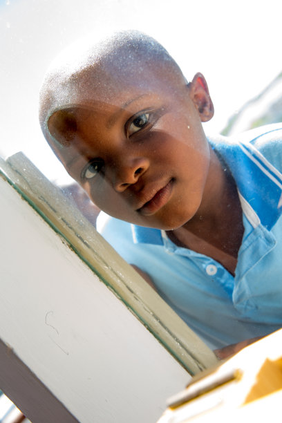 孩子看里面。图片下载