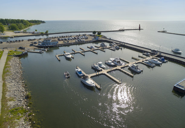 风景秀丽的密歇根湖港湾与灯塔图片下载