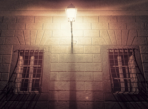 意大利城里夜晚的旧街灯图片下载