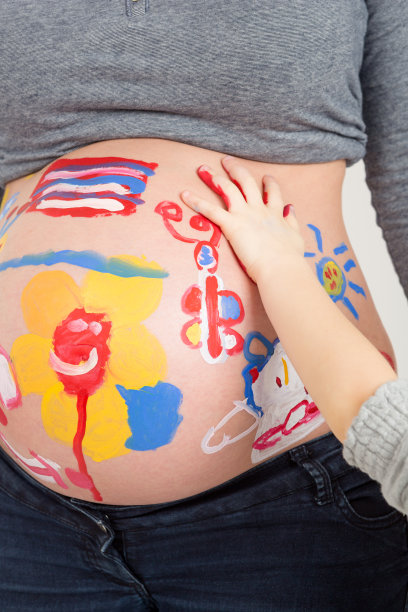 孕妇用手在肚子上画孩子图片下载