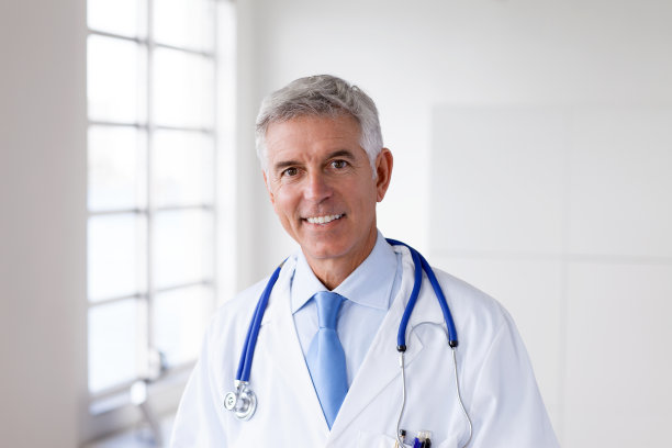 肖像微笑的医生与听诊器图片下载