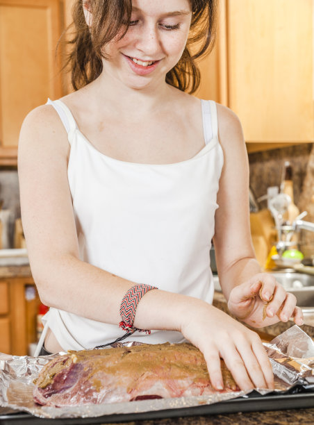十几岁的女孩做饭图片下载