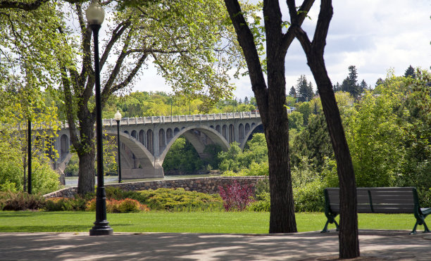 从萨斯卡通市中心的基瓦尼斯纪念公园看大学桥图片下载