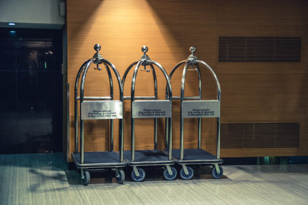 酒店的行李手推车图片下载
