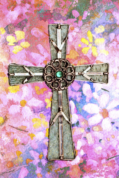 宗教:玻璃和金属十字架上的花艺术背景图片下载