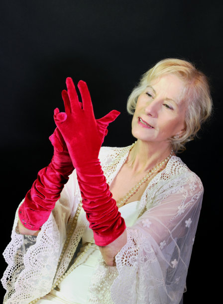 年长女调整手套图片下载