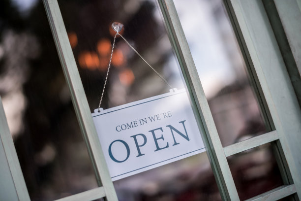 打开挂在商店门上的标志图片下载