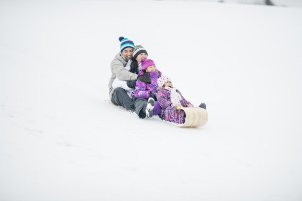 家庭平底雪橇滑雪图片下载