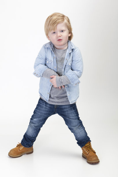 艰难的小男孩图片下载