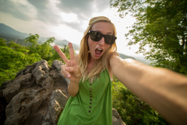 时尚年轻女性自拍图片下载