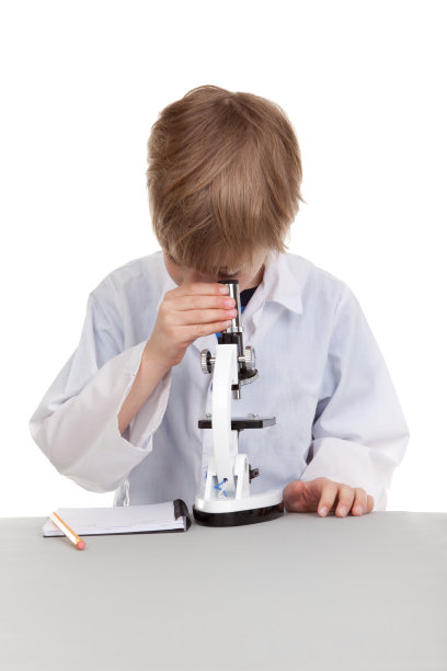 小男孩透过显微镜看图片下载