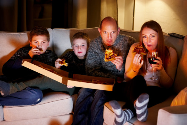 全家一起吃披萨看电视图片下载