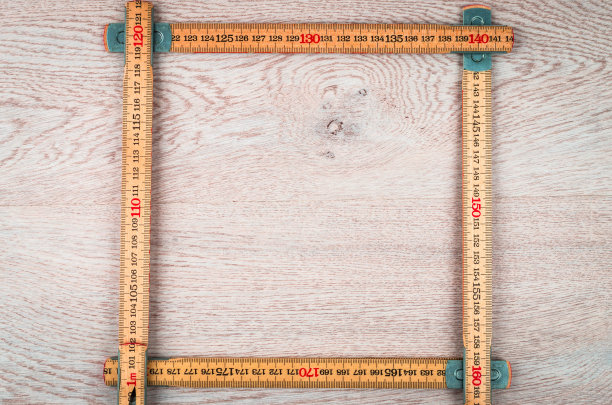 白橡木背景上的码棍框架图片下载