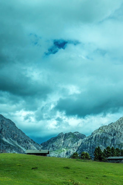 山上乌云密布图片下载